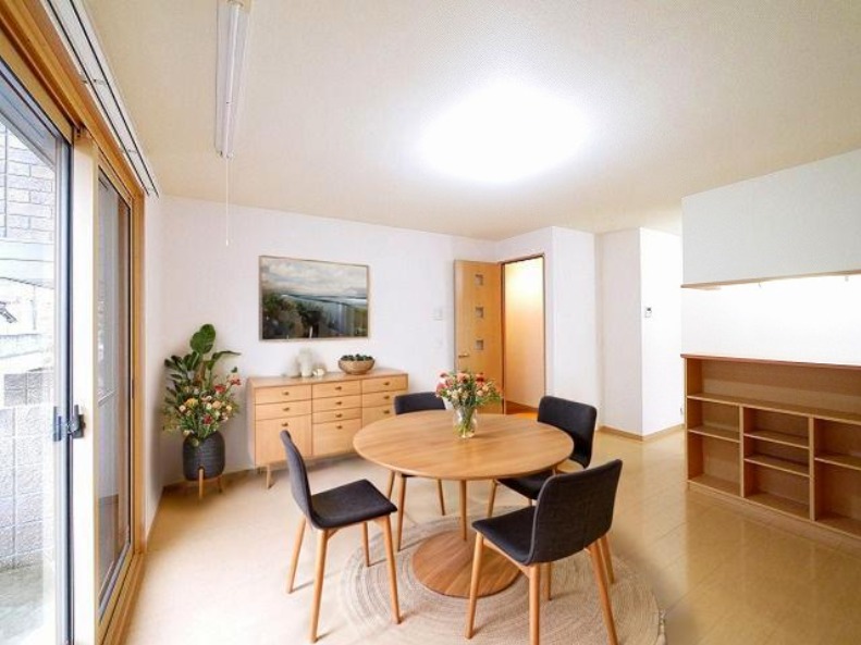 居室・リビング　CGで家具等を配置したもので家具等は含まれません