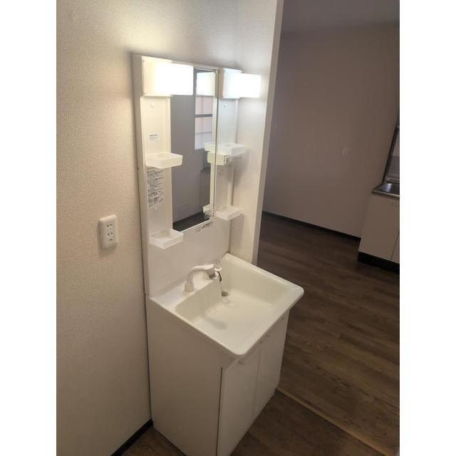 洗面設備　シャワー付洗面化粧台