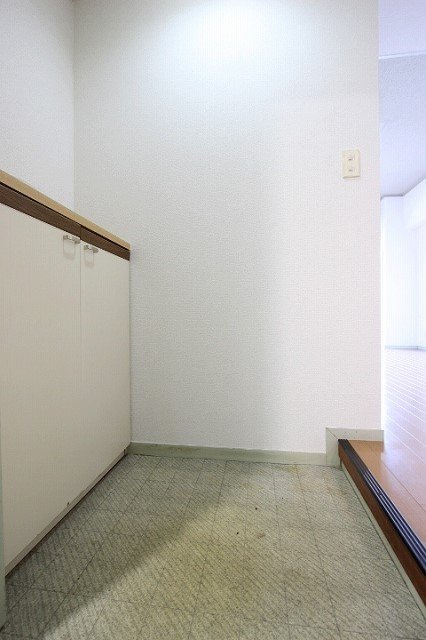 玄関　同物件、別号室のものです。