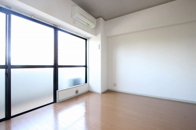 居室・リビング　同物件、別号室のものです。