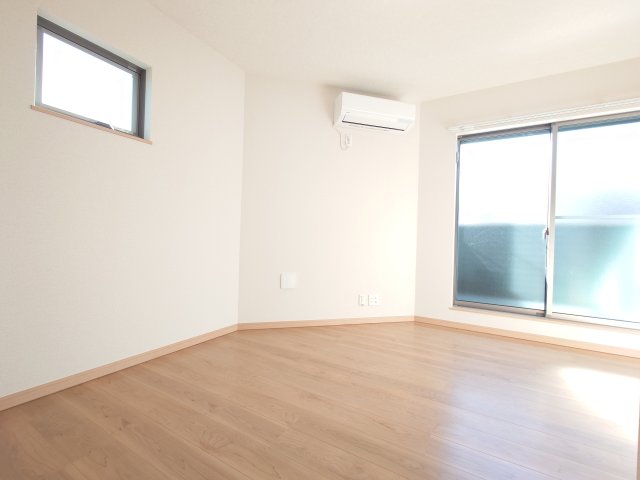居室・リビング　エアコン完備の洋室※同タイプ別号室参考写真