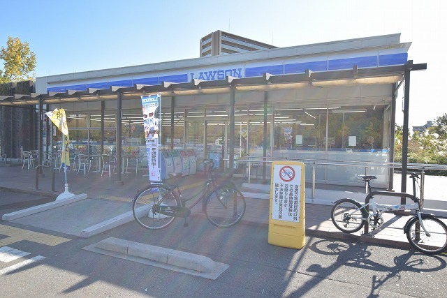 コンビニ　ローソン　鶴見緑地駅前店（コンビニ）まで687m