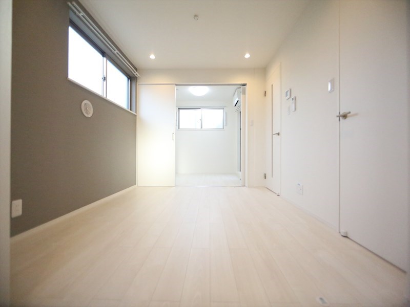 居室・リビング　ＬＤＫ8.1帖　洋室3.7帖　つなげても仕切っても使えます