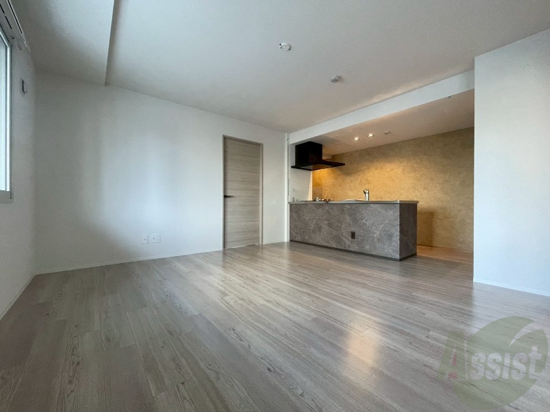 居室・リビング　木目のフローリングは落ち着きのある印象のお部屋になりますね。
