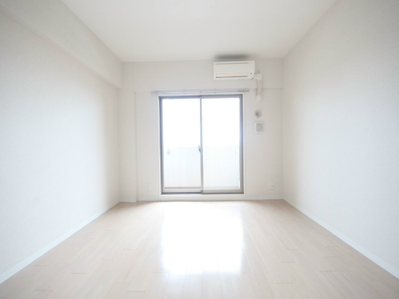 居室・リビング　洋室9帖　エアコン完備　バルコニー