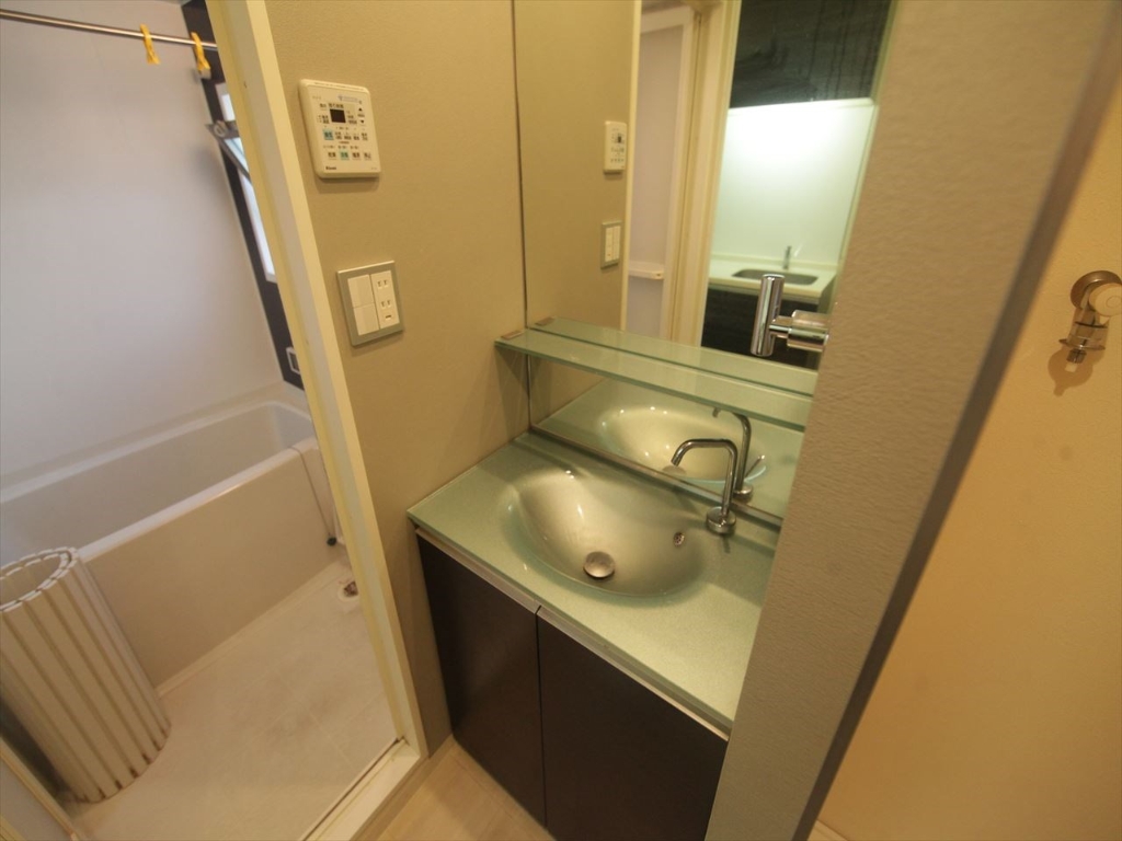 洗面設備　脱衣所　オシャレな独立洗面台　室内洗濯機置き場