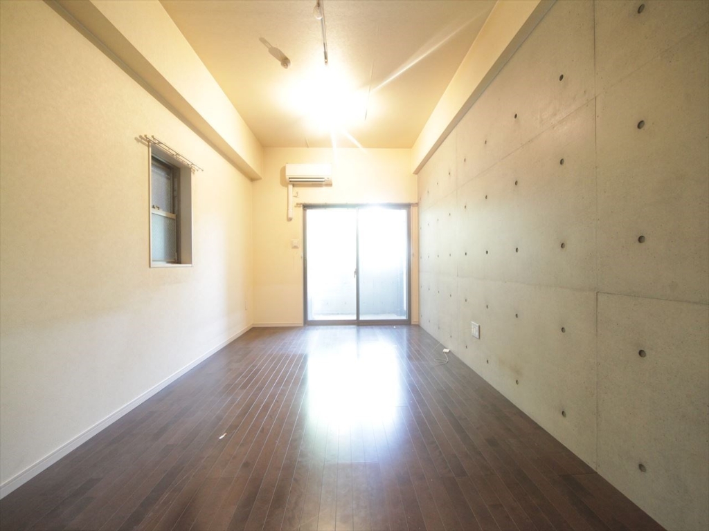 バルコニー　洋室10.7帖　2面採光　エアコン完備　南面バルコニー