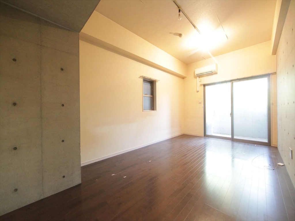 居室・リビング　洋室10.7帖　2面採光　エアコン完備　南面バルコニー