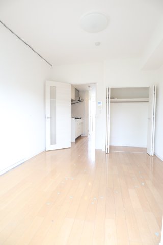 居室・リビング　702号室の写真を使用しています。