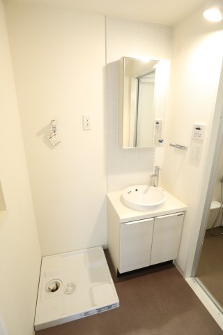洗面設備　702号室の写真を使用しています。