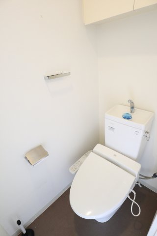 トイレ　702号室の写真を使用しています。