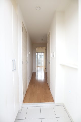 玄関　702号室の写真を使用しています。