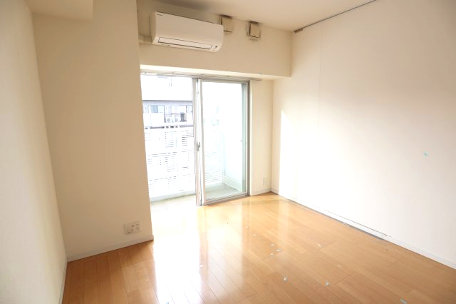 居室・リビング　702号室の写真を使用しています。