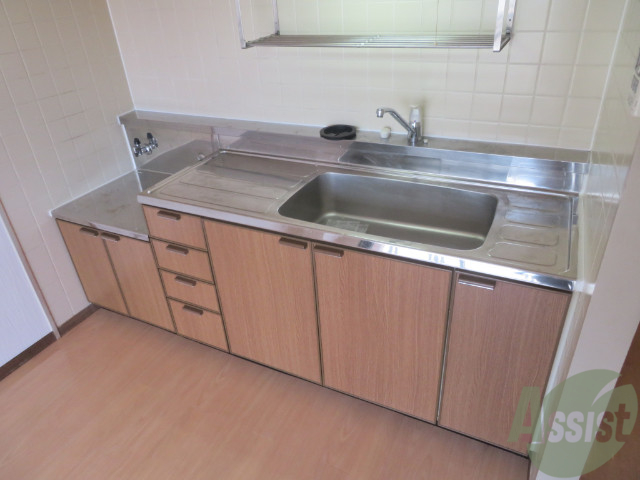 キッチン　キッチンはシックなデザインでした。洗い場も大きい。