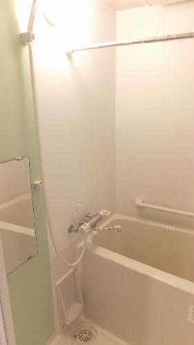 バス・シャワールーム　オシャレなカラーパネルの浴室です。