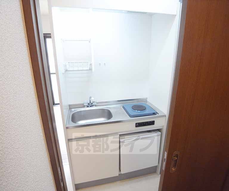 キッチン　冷蔵庫付のキッチンです。