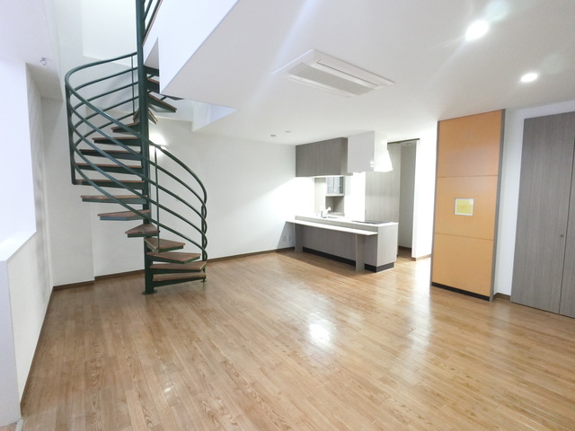 居室・リビング　ＬＤＫに螺旋階段有り☆