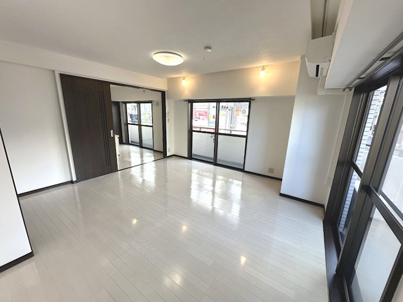 居室・リビング　約１１帖の洋室