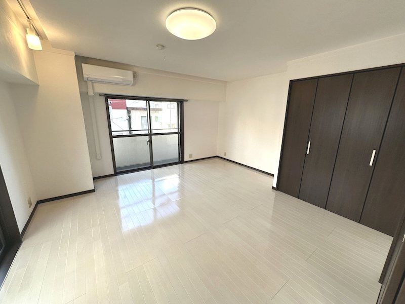 その他部屋・スペース　角部屋につき明るい陽光射し込む室内