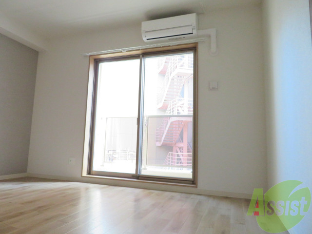 居室・リビング　陽の光が差し込む明るいお部屋は気持がいいですね～