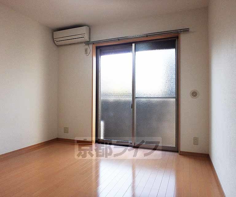 居室・リビング　自然豊かな静かな環境です。広めのキッチンにガスコンロ２...