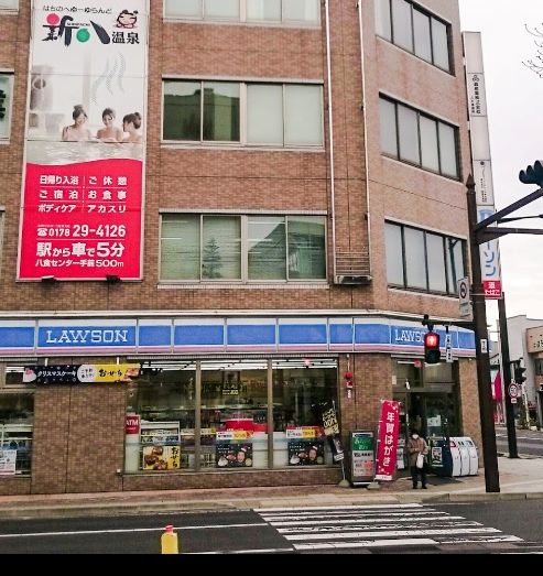 コンビニ　ローソン八戸駅前店（コンビニ）まで706m