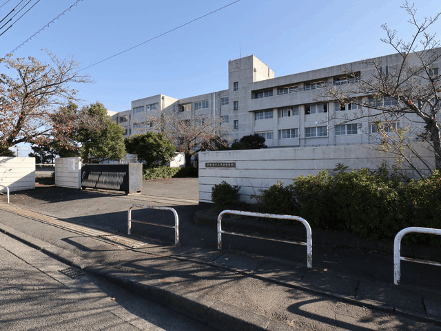 中学校　伊勢原市立中沢中学校（中学校）まで550m