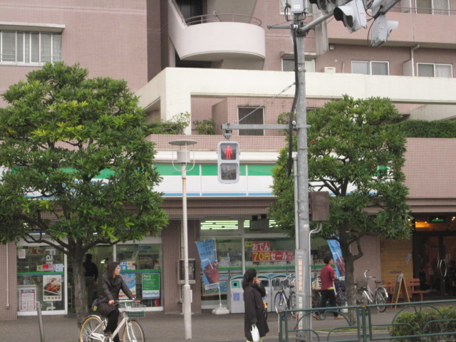 コンビニ　ファミリーマート 千住曙町店（コンビニ）まで105m