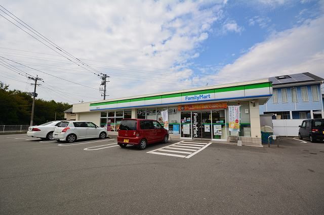 コンビニ　ファミリーマート（コンビニ）まで300m