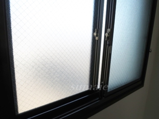 その他　線路沿いで騒音防止の二重サッシです。