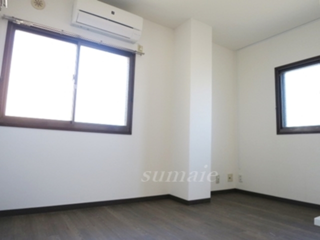 居室・リビング　二面採光のリビングです。