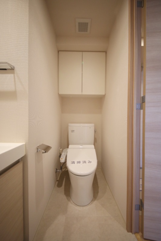 トイレ　温水洗浄便座・吊戸棚付き／同タイプ参考写真