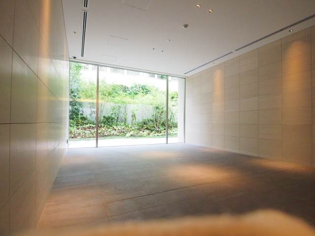 エントランス　明るい光と緑が望める広々としたエントランス