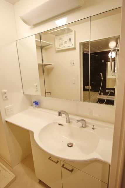 洗面設備　広く使える独立洗面台