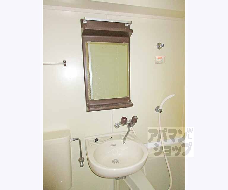 洗面設備　鏡と手洗い場もあります