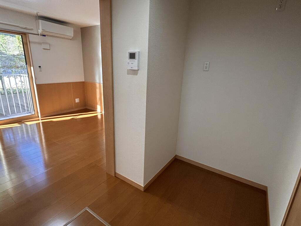 キッチン　キッチン背面冷蔵庫設置スペース