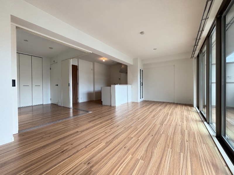 居室・リビング　４０１号室　写真