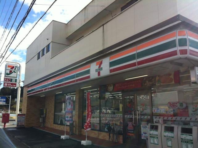 コンビニ　セブンイレブン（コンビニ）まで605m