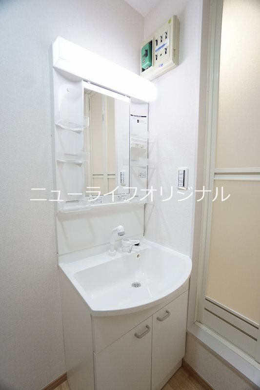 洗面設備　朝の忙しい時間に便利な独立洗面台。