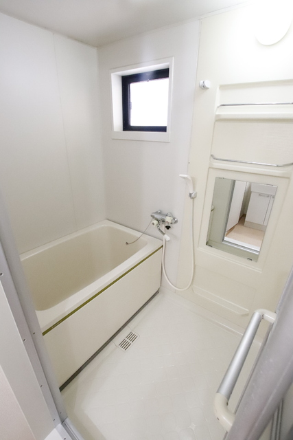 バス・シャワールーム　お風呂にも窓がついています