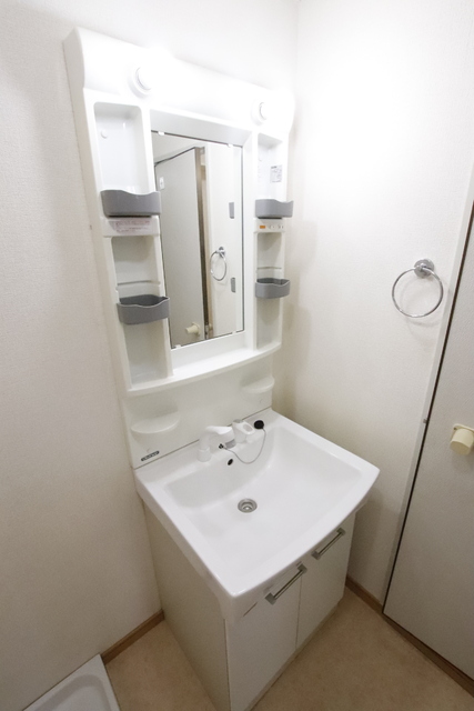 洗面設備　朝に便利な独立洗面台です