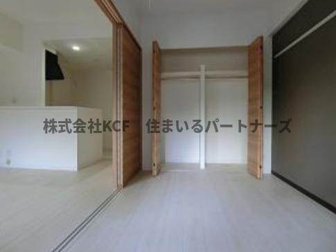 その他部屋・スペース　落ち着いた色調の寝室です