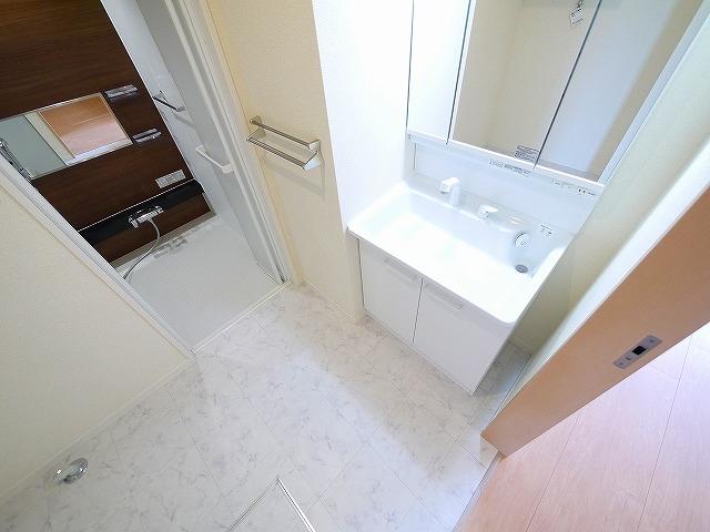 洗面設備　明るい洗面所です