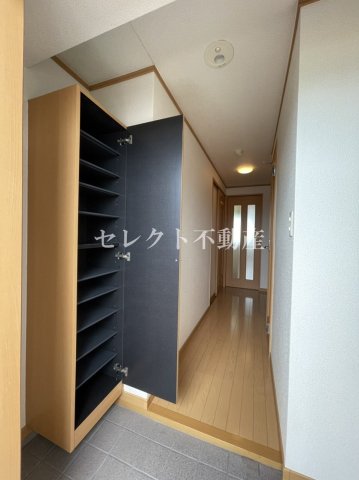 玄関　【八反丸ビルII】便利な収納スペースです