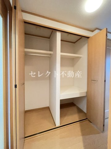 収納　【八反丸ビルII】明るい色調の室内です