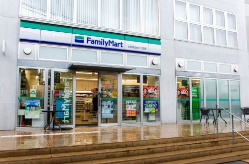 コンビニ　ファミリーマート 文京目白台三丁目店（コンビニ）まで530m