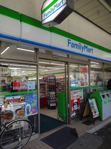 コンビニ　ファミリーマート（コンビニ）まで69m
