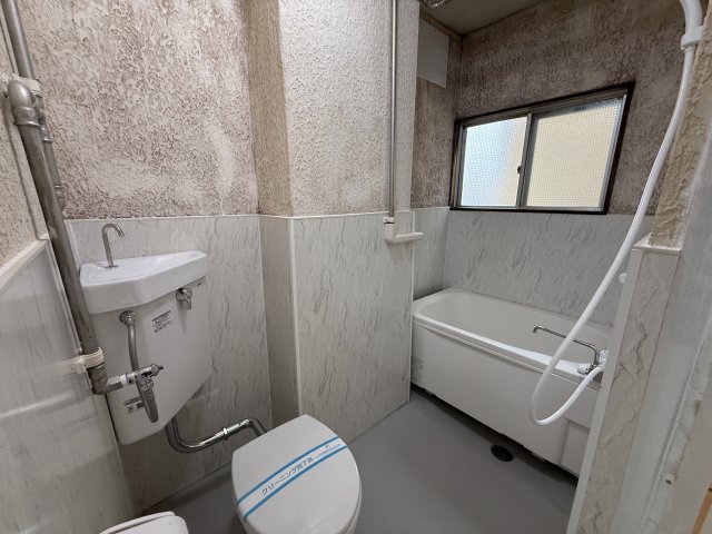 バス・シャワールーム　お風呂に窓があるので、換気できます♪