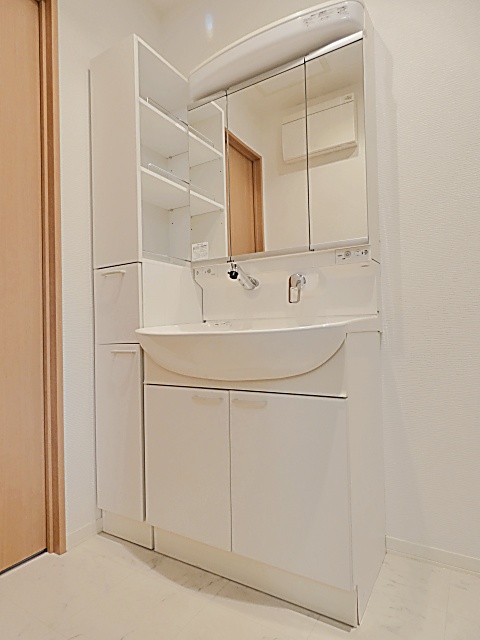 洗面設備　独立洗面台あり、毎朝おしゃれに忙しい女性の方におすすめです