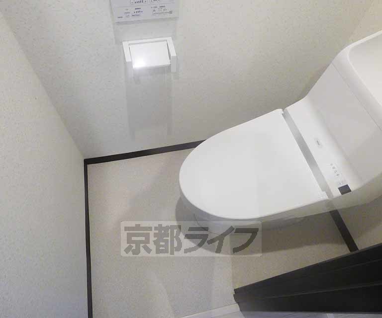 トイレ　ウォシュレット付き。